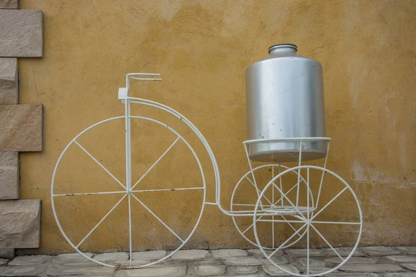 Белый декор велосипеда — стоковое фото