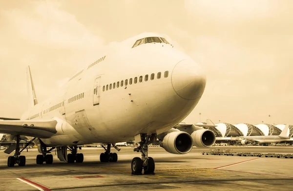 Passagierflugzeuge am Flughafen — Stockfoto