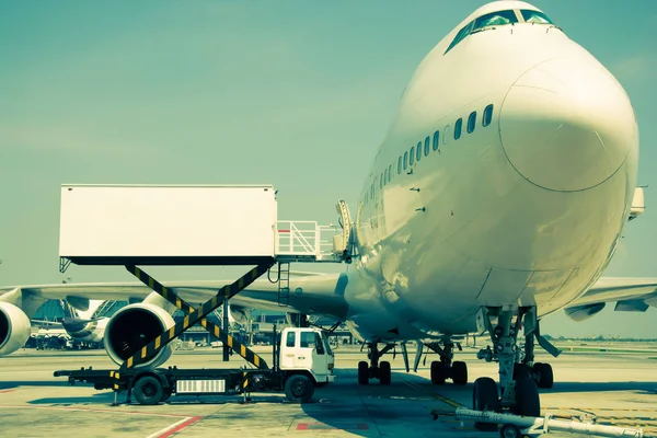 Havaalanı yakınında bir uçak.. 