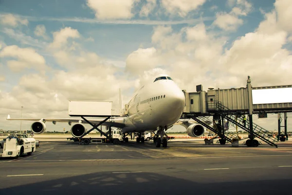 Havaalanı yakınında bir uçak.