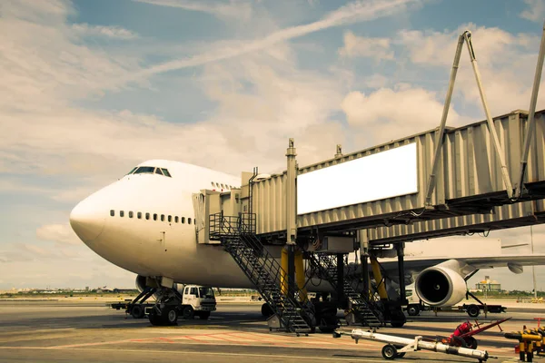 Havaalanı yakınında bir uçak.