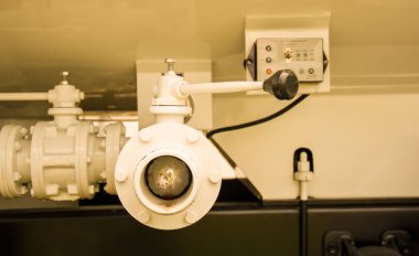 bir itfaiye ve arkasında su vanaları.