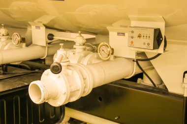 bir itfaiye ve arkasında su vanaları.