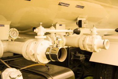 bir itfaiye ve arkasında su vanaları.