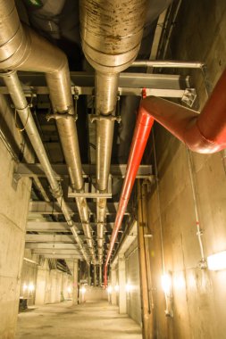 Binanın altında büyük boru.