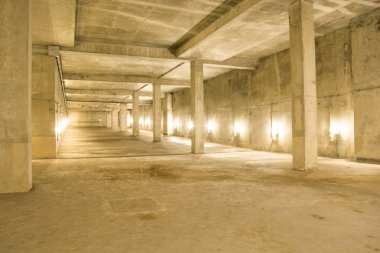 Boş endüstriyel garaj odası iç beton ile.