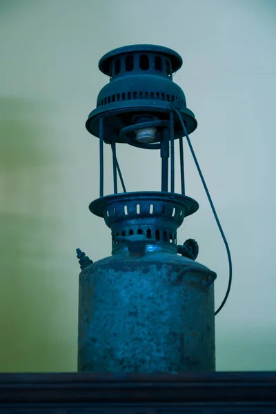 Старый фонарь на стене — стоковое фото