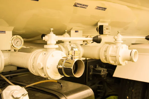 bir itfaiye ve arkasında su vanaları.