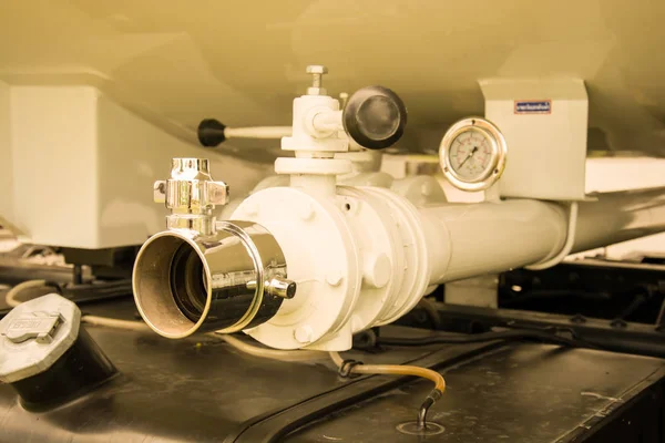 bir itfaiye ve arkasında su vanaları.