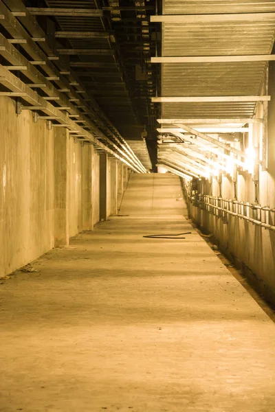 Leere Industriegaragenräume mit Beton. — Stockfoto