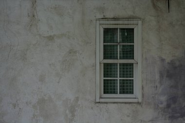 Güzel bir renk çimento duvarda Vintage pencere