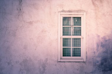 Güzel bir renk çimento duvarda Vintage pencere