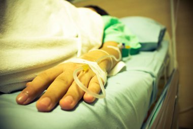 침실에 아픈 사람들Yatak odasında hasta kişi