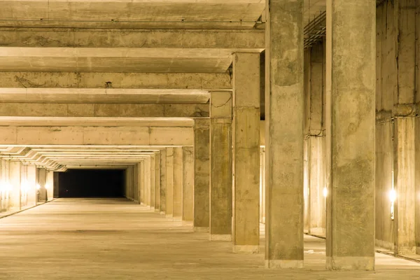 Lege industriële garage kamer interieur met beton. — Stockfoto