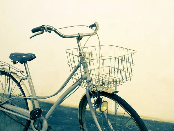 Split Toning Vintage Fahrrad weißer Hintergrund — Stockfoto
