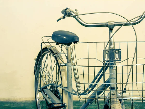 Сплит тонизирующий винтажный велосипед белый фон — стоковое фото