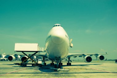 Havaalanı yakınında bir uçak.. 