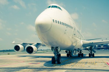 Yolcu uçakları havaalanında. 