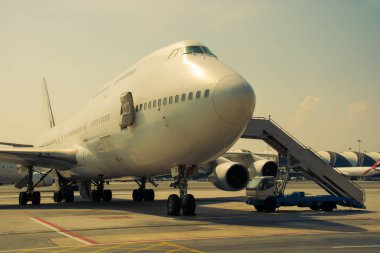 Havaalanı yakınında bir uçak.