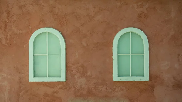 Vintage venster op mooie kleur cement muur — Stockfoto
