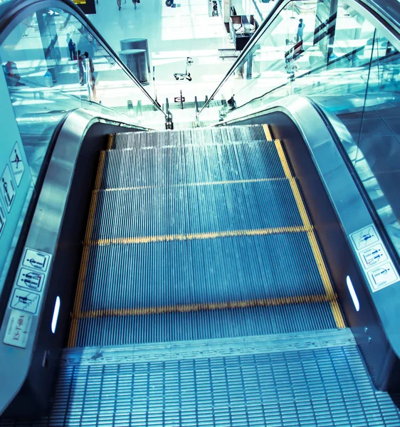 Escaleras mecánicas en la estación . Imagen De Stock