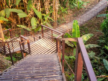 Merdiven yukarı doğru. Üst doğasında yukarı olduğunu. Fores yol