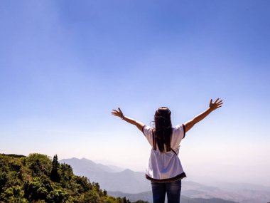 turist yüksek kayalar tepe üzerinde. 