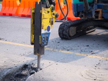 Yol inşaat şantiye ekskavatör ve işçi