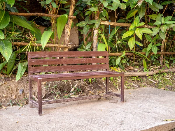 Стол и стулья на газоне в саду — стоковое фото