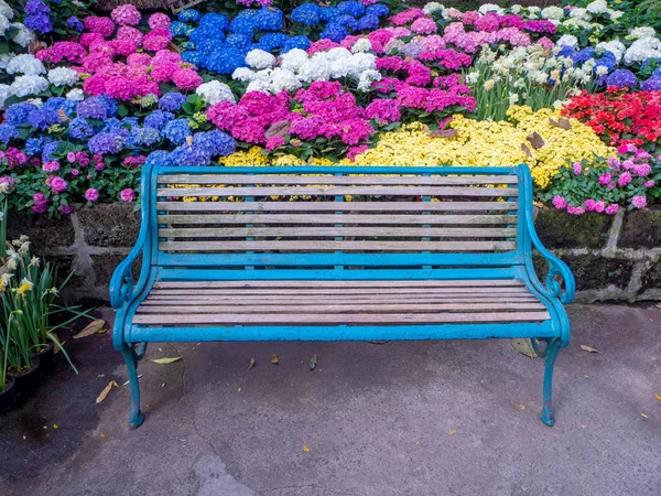 テーブルと椅子、庭の芝生の上 — ストック写真