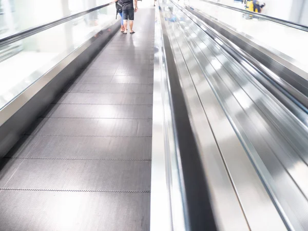 Skywalk mit verschwommenen Geschäftsleuten am Flughafen — Stockfoto