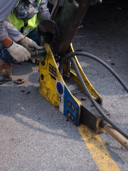 Martillo neumático y máquina de perforación en el sitio de construcción — Foto de Stock