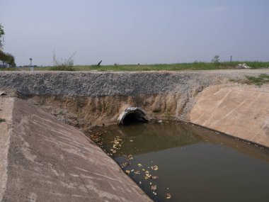 Altında beton drenaj borusu olan garaj yolu inşaatı