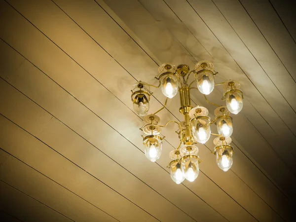 宴会場の天井にあるクリスタル シャンデリア ランプの写真を閉じて — ストック写真