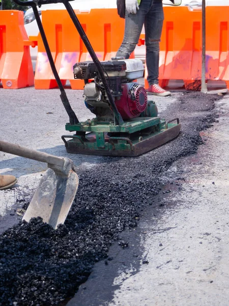 Lavoratore Usa Compattatore Piastre Vibranti Compattare Asfalto Durante Riparazione Stradale — Foto Stock