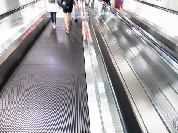 Der Skywalk Mit Verschwommenen Geschäftsleuten Flughafen — Stockfoto