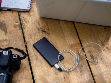 Dijital kamera, lens ve bilgisayar araçlarıyla ahşap fotoğrafçı bürosu masası