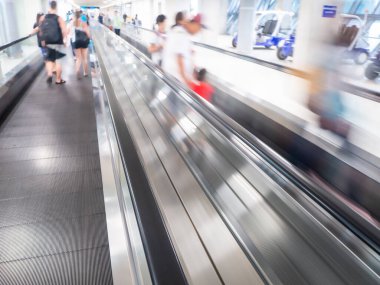 Havaalanında bulanık iş adamları ile skywalk