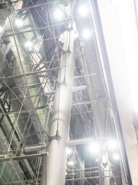 Modern cam bina iç koridorundaki ofis binasının içinden geçen büyük pencereler.