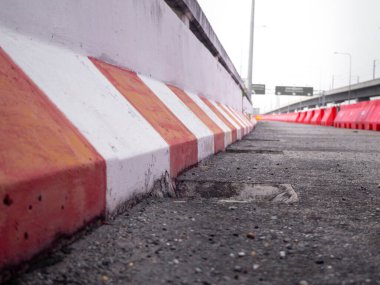 Modern bir caddede plastik yol çiti