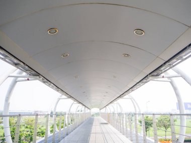 Sokak Köprüsü. Modern bir yaya köprüsü.