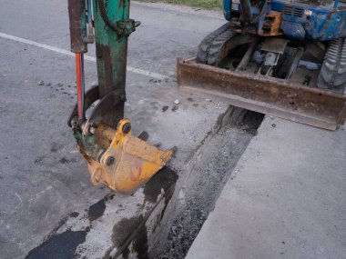 Yol inşaat saha ekskavatörü