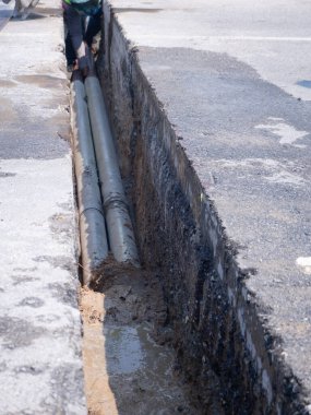 Yolun kenarına beton borular kuruluyor.