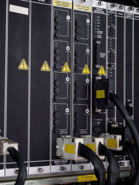 Bir üretim bandı fabrikasında elektrik paneli. Denetimler ve anahtarlar.