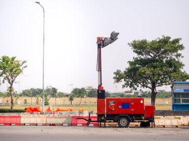 Dizel elektrikli jeneratör ve açık havada yol kenarında ışık.