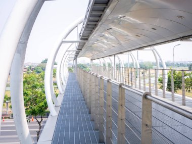 Sokak Köprüsü. Modern bir yaya köprüsü.