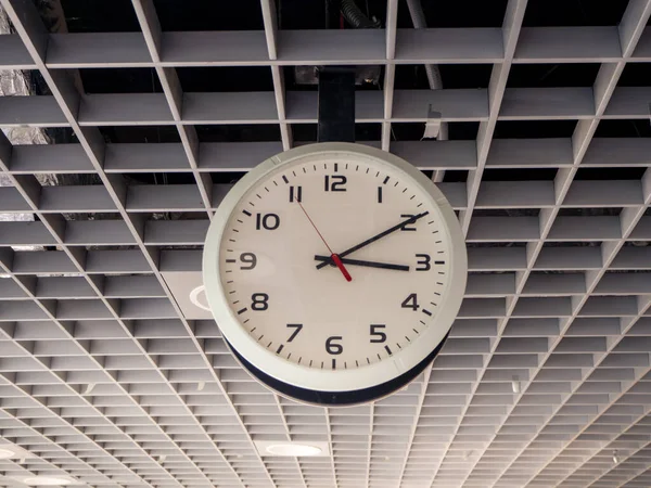 Orologio Stazione Ferroviaria Appeso Soffitto — Foto Stock