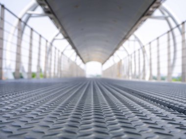 Sokak Köprüsü. Modern bir yaya köprüsü.