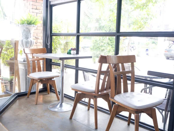 Café Com Café Tijolo Bar Interior Fila Cadeiras Perto Janelas — Fotografia de Stock