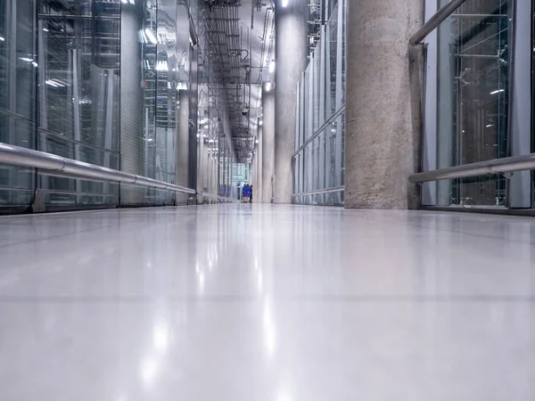 Grote Ramen Passeren Daglicht Kantoorgebouw Moderne Glazen Gebouw Interieur Gang — Stockfoto